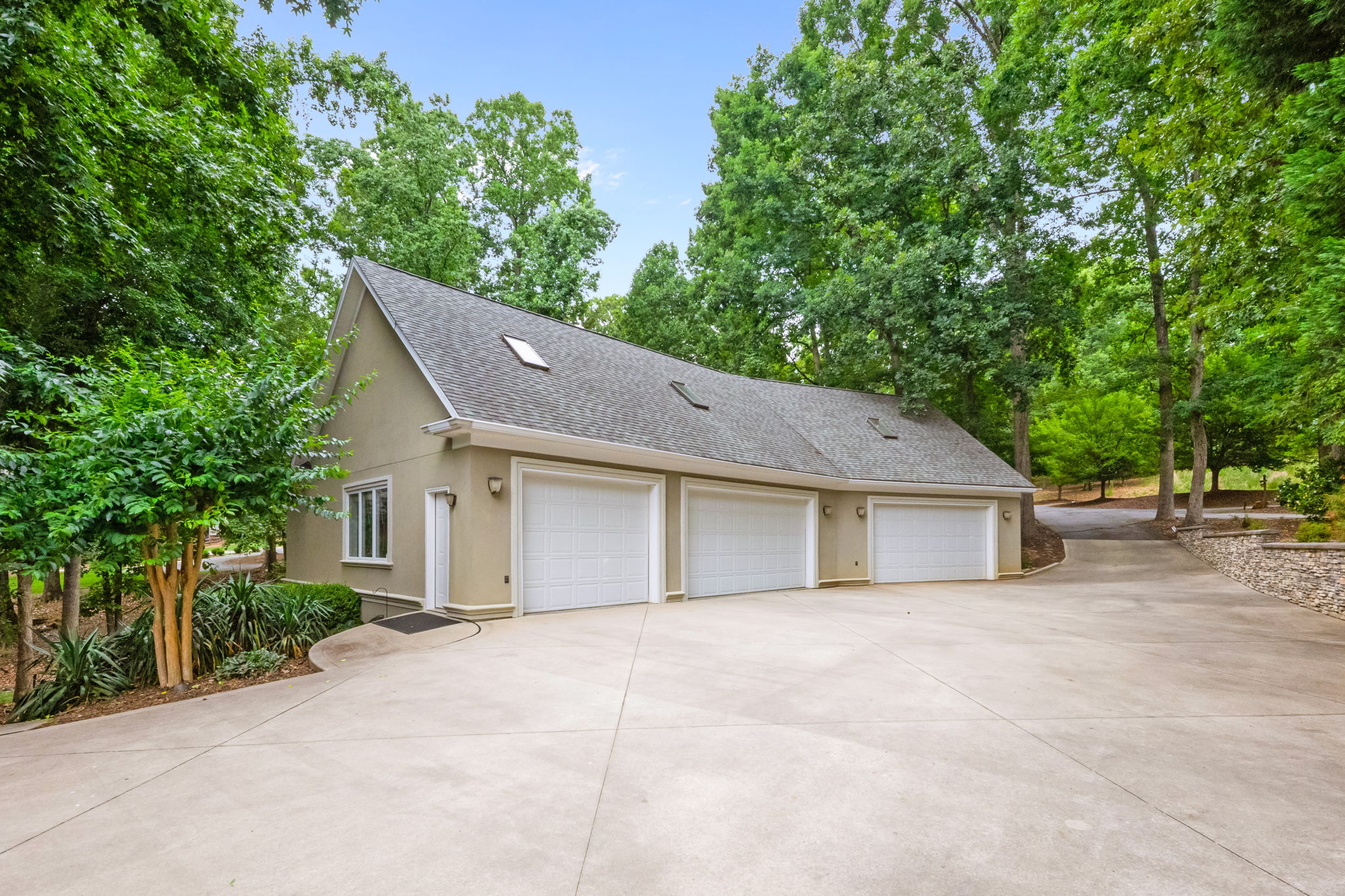 Detached garage and workshop building exterior